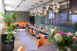 Hotel Van Der Meer - Facilities and Amenities