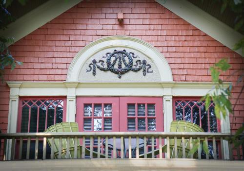 Iron Horse Inn - Accommodations and Amenities