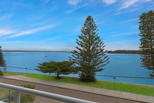 Lakeside Waterfront Apartment The Entrance - Accommodation Details