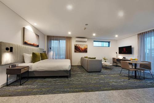 Littomore Suites Kingswood - Accommodation Options