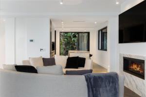 Luxury Waterside Home Sanctuary - Indulge in Luxury Amenities