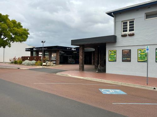 Manjimup Hotel - Hotel Facilities and Services
