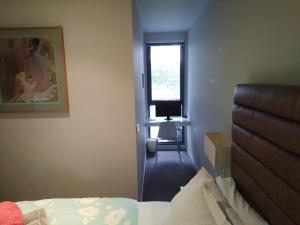 Marina View Apartment on the Maribyrnong River, Melbourne - Apartment Features and Amenities