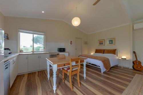 Meander Retreat - Garden Studio - Amenities and Facilities