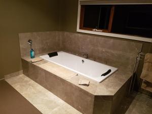 Montrose Barn House - Spacious and Inviting Accommodations