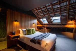 Moss Hotel - Nearby Attractions and Accessibility