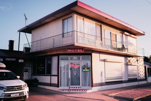 Motel Poinsettia - Accommodation Details