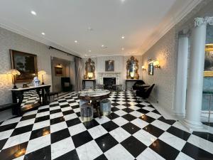 No. 30 Knightsbridge - Amenities and Facilities