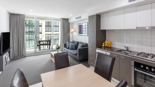 Oaks Adelaide Embassy Suites - Apartment Features