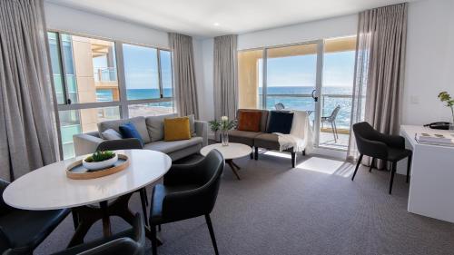 Oaks Glenelg Plaza Pier Suites - Prime Beachfront Location