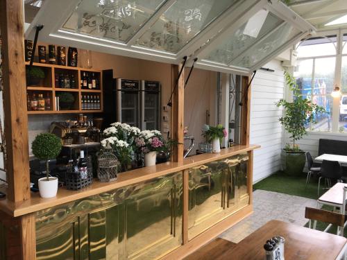 Oscars Hotel and Cafe Bar - Guest Praise and Ratings