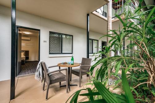 Palms City Resort - Dining and Breakfast