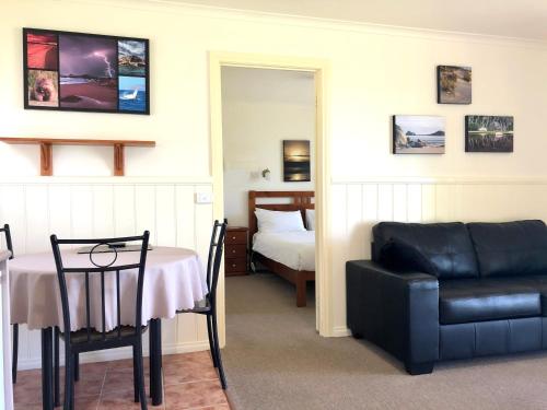 Promhills Cabins - Accommodation and Facilities