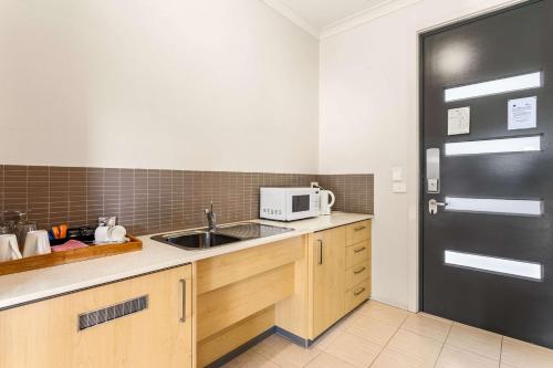 Quality Hotel Point Cook - Room Types and Amenities