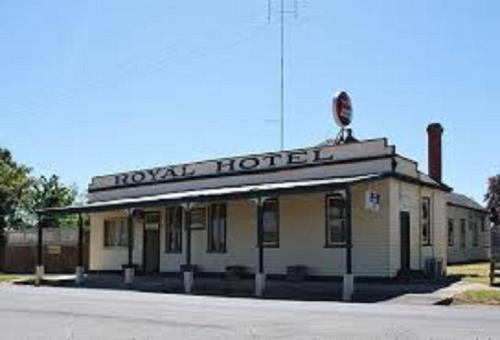 Royal Hotel Snake Valley - Comfortable and Well-Appointed Accommodations
