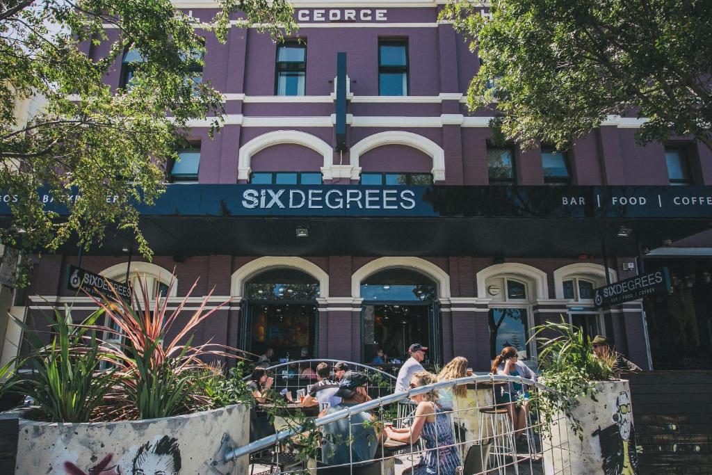 Six Degrees Motel Review