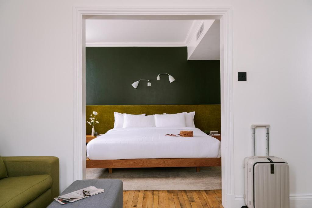 Sonder Chelsea Green - Location and Nearby Attractions