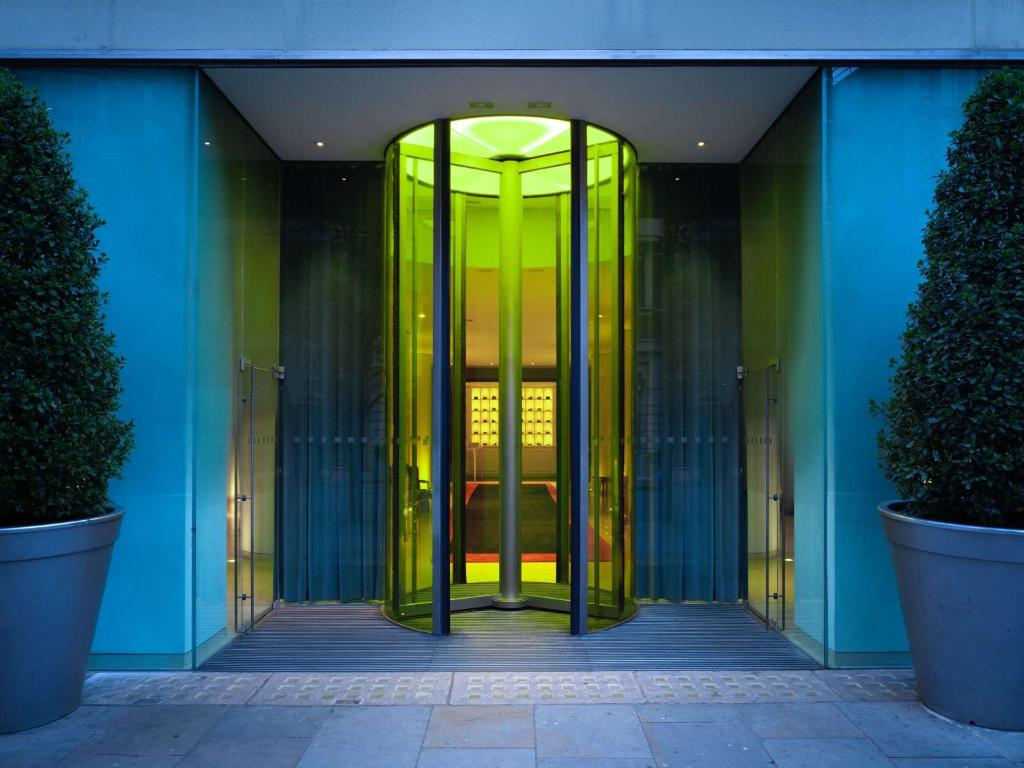 St Martins Lane London Review