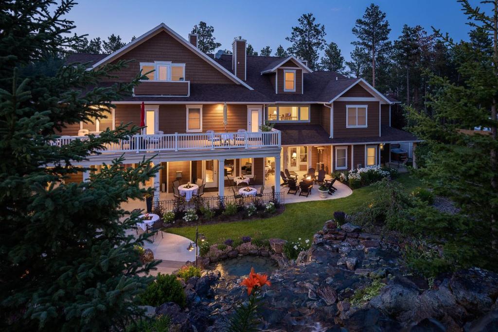 Summer Creek Inn - Accommodations and Amenities