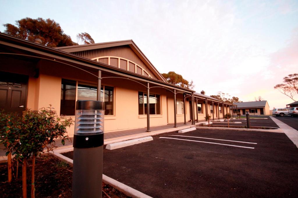 Sundowner Motel Hotel Review