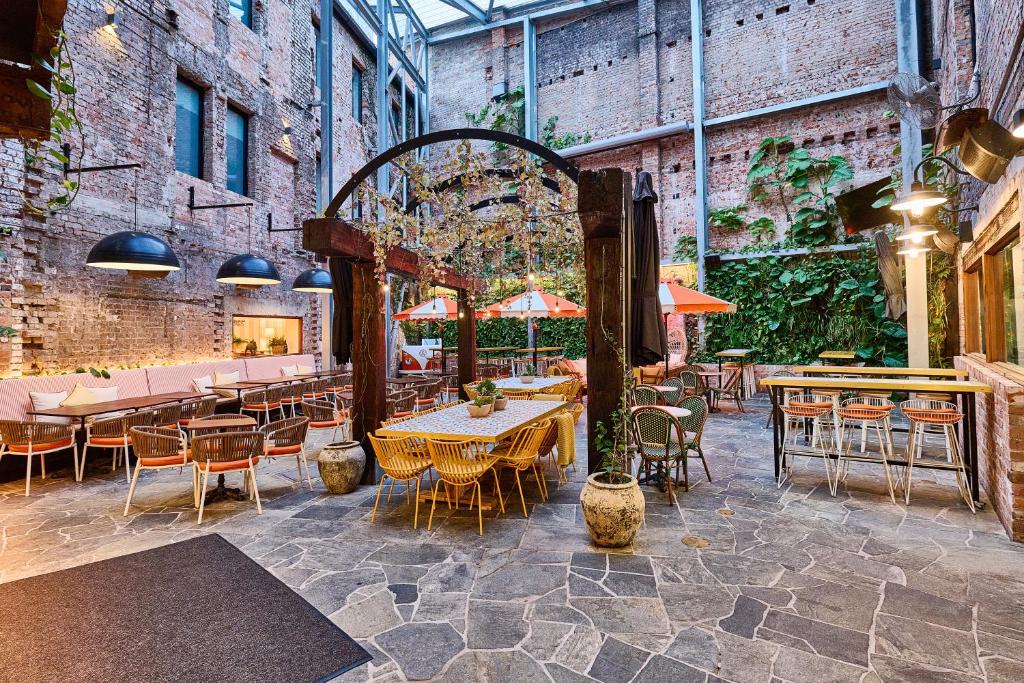 The Lucky Hotel - Convenient Location