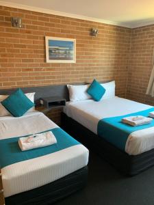 The Oaks Hotel Motel - Dining and Entertainment