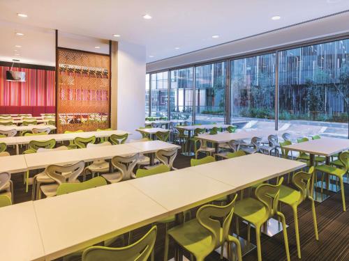 Travelodge Hotel Melbourne Docklands Review - Amenities and Services