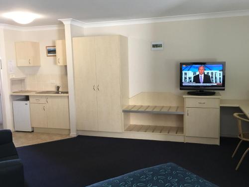 Tuckerbox Motor Inn - Room Types and Amenities