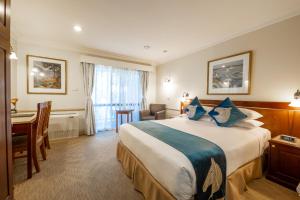 Twin Towers Inn - Facilities and Services
