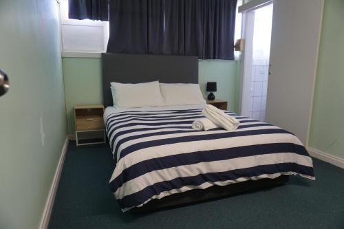 Warners Bay Hotel - Location and Attractions