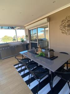 WATERLILY HOUSE - Luxury Canal House, Jetty, Dog & Child Friendly - Sleeps 14 - Spacious and Comfortable Accommodations