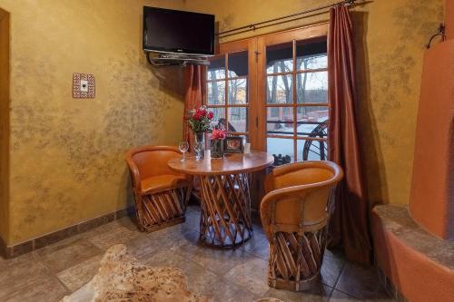 Adobe and Pines Inn Bed and Breakfast - Cozy Amenities and Facilities