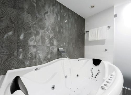 Avenue Hotel Canberra - Room Types and Amenities