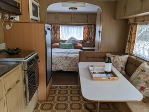 Back Beach Retro Van - Accommodation Features