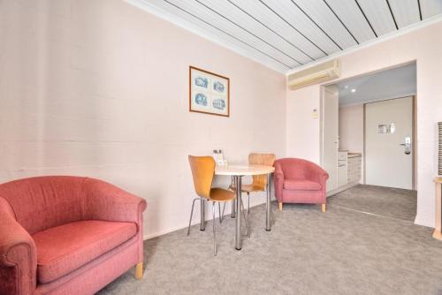 Balmoral On York - Dining and Beverages