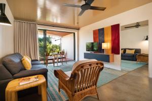 Beach Hotel Resort - Dining and Entertainment
