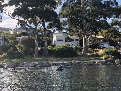 Beachside Taroona With Spa Review - Kitchen Highlights