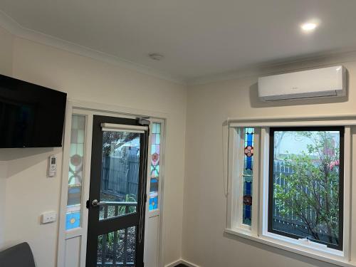BENDIGO BOTANIC MOTEL- With KING Beds-Refurbished 2022 - Relaxing Garden and Terrace