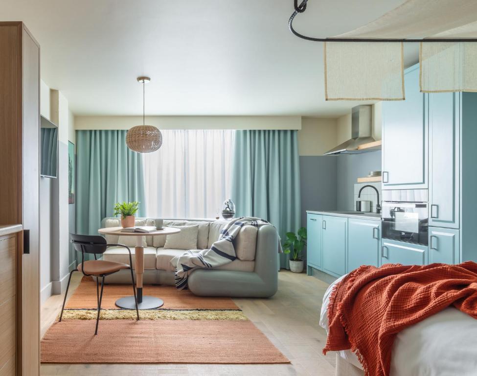 Bermonds Locke, Tower Bridge Review