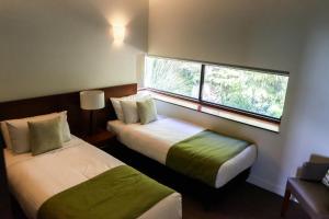Binna Burra Sky Lodges - Spacious Bathrooms With Spa Tubs