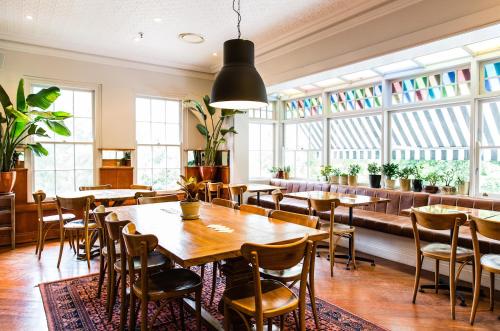 Bridgeview Hotel Willoughby - Dining Options and Experiences