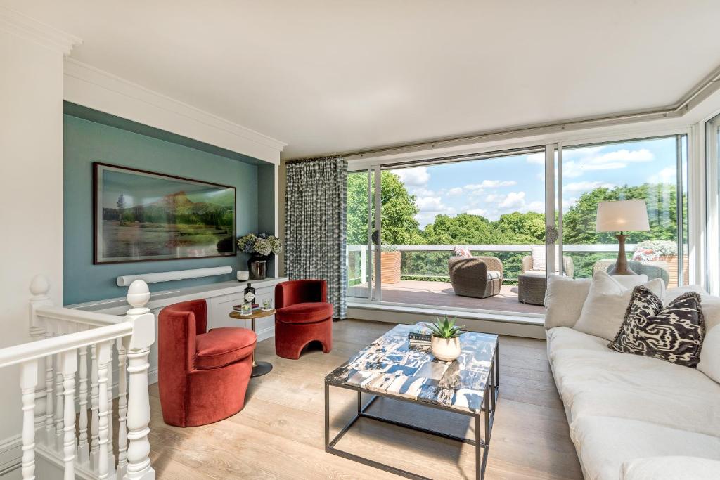 Buckingham & Lloyds Review