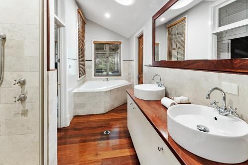 Caves House Hotel & Apartments Yallingup - Dining and Entertainment