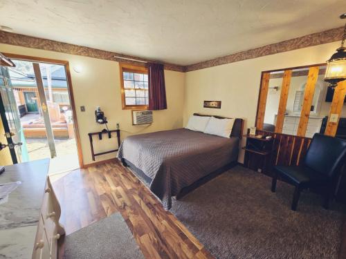 Cedar Wood Inn - Rooms and Amenities