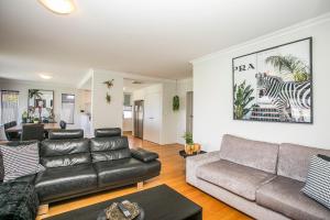 CHILLAX HOUSE - Luxury, Canals, Jetty, Family Friendly - Sleeps 14 in Style! - Exceptional Amenities