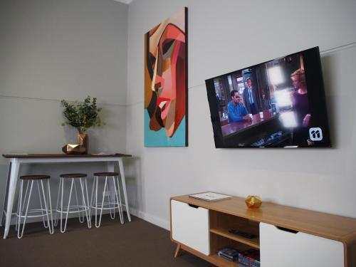 City Quarters on Brewer - Dining and Amenities