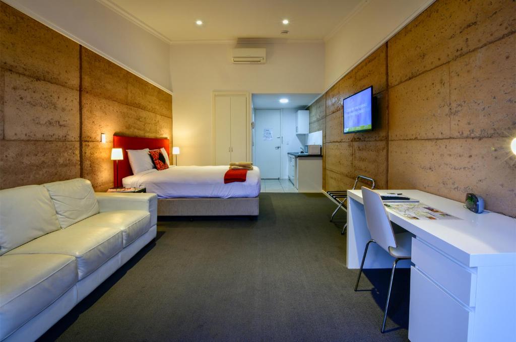 Crossroads Ecomotel Review