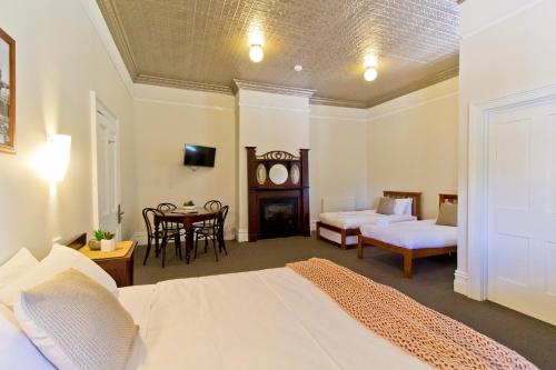 Deloraine Hotel - Accommodations and Room Amenities