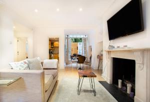 Discounted Flat W Lovely Terrace Near Kings Road - Guest Services and Policies