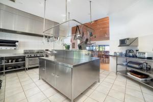Doyles on the Bay - Kitchen, Dining, and Entertainment